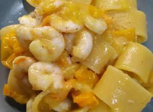 Foto di Calamarata con datterino giallo e gamberi