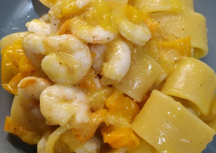 Calamarata con datterino giallo e gamberi