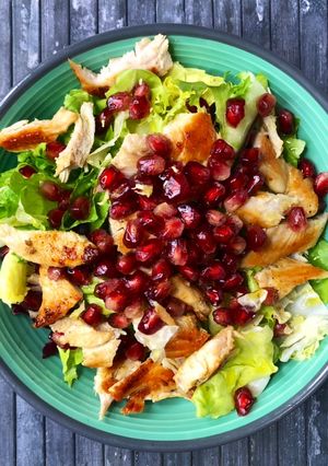 Una foto de Ensalada de pollo con granada