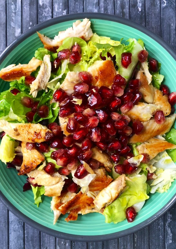 Una foto de Ensalada de pollo con granada