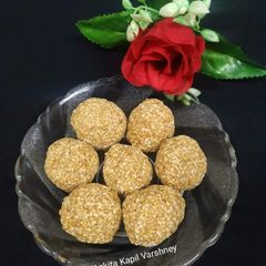 A picture of Til Gur K Ladoo.