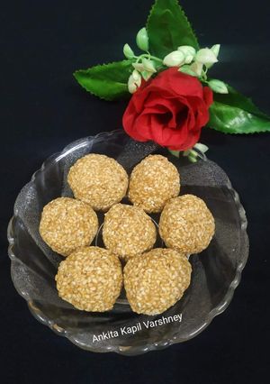A picture of Til Gur K Ladoo.
