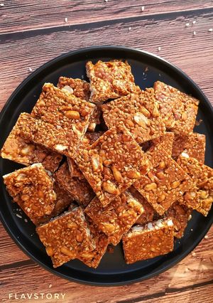 A picture of Peanut Sesame Brittle / chikki.
