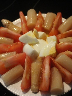 Una foto de Ensalada de tomate, espárragos y huevo cocido