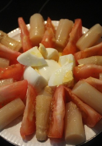 Una foto de Ensalada de tomate, espárragos y huevo cocido
