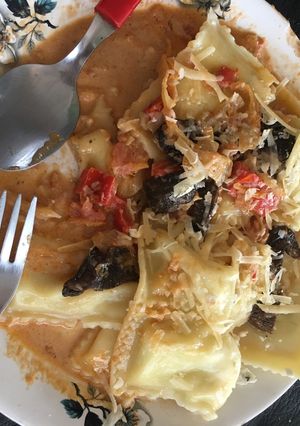 Una foto de Pasta con salsa de hongos secos y tomate