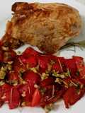 Coquelet o picantón asado y salteado de pimientos con alcaparras y romero