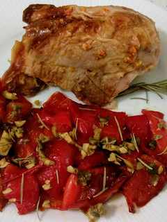 Una foto de Coquelet o picantón asado y salteado de pimientos con alcaparras y romero