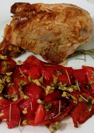Una foto de Coquelet o picantón asado y salteado de pimientos con alcaparras y romero