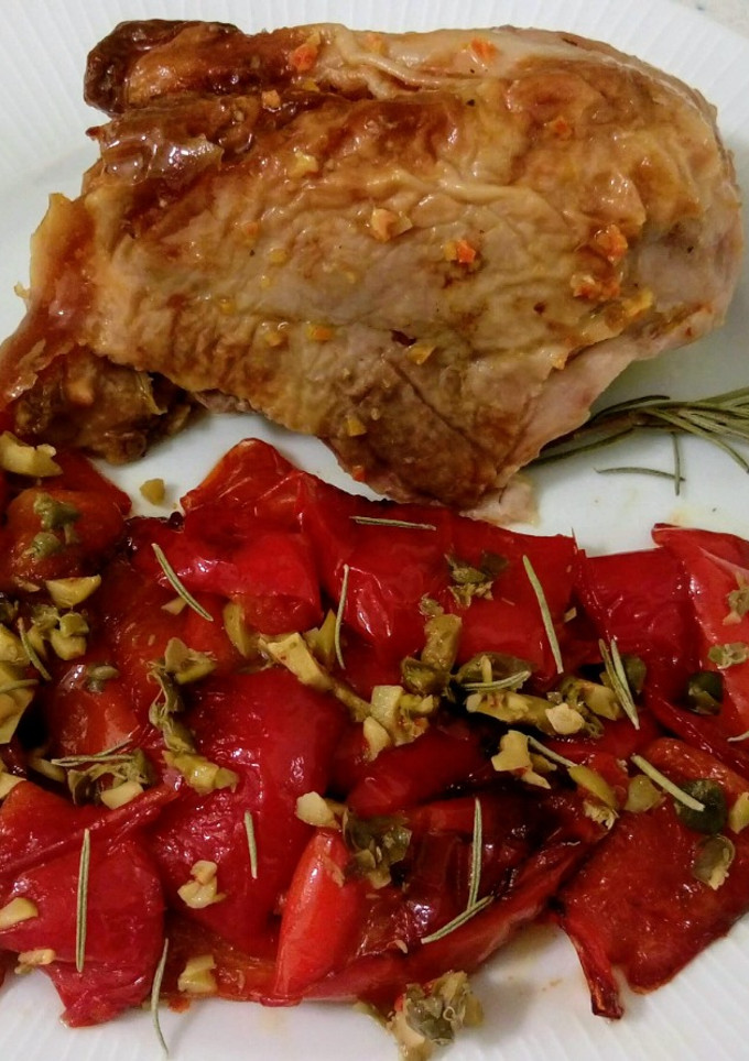 Una foto de Coquelet o picantón asado y salteado de pimientos con alcaparras y romero
