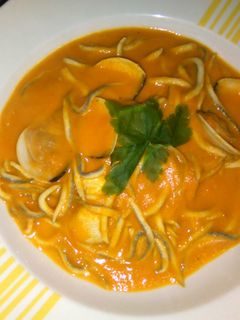Una foto de Gulas con almejas en salsa