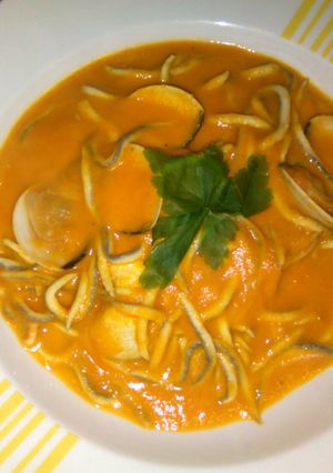 Una foto de Gulas con almejas en salsa