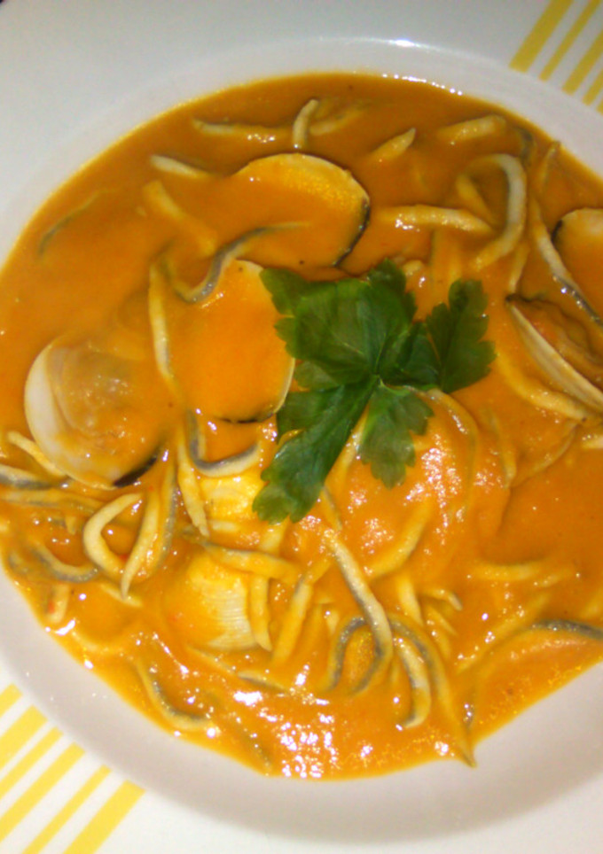 Una foto de Gulas con almejas en salsa