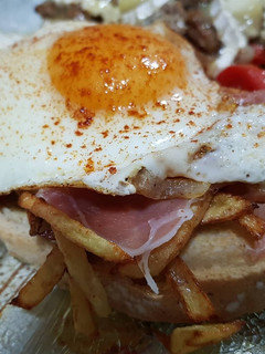 Una foto de Tosta de huevos rotos😉