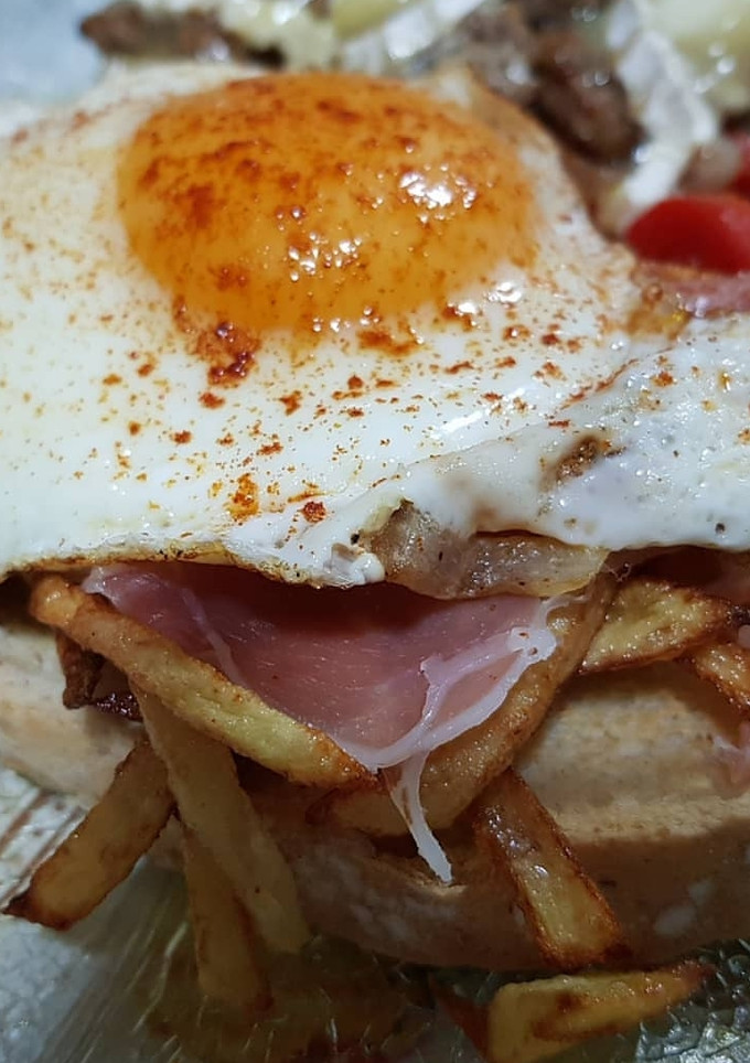 Una foto de Tosta de huevos rotos😉