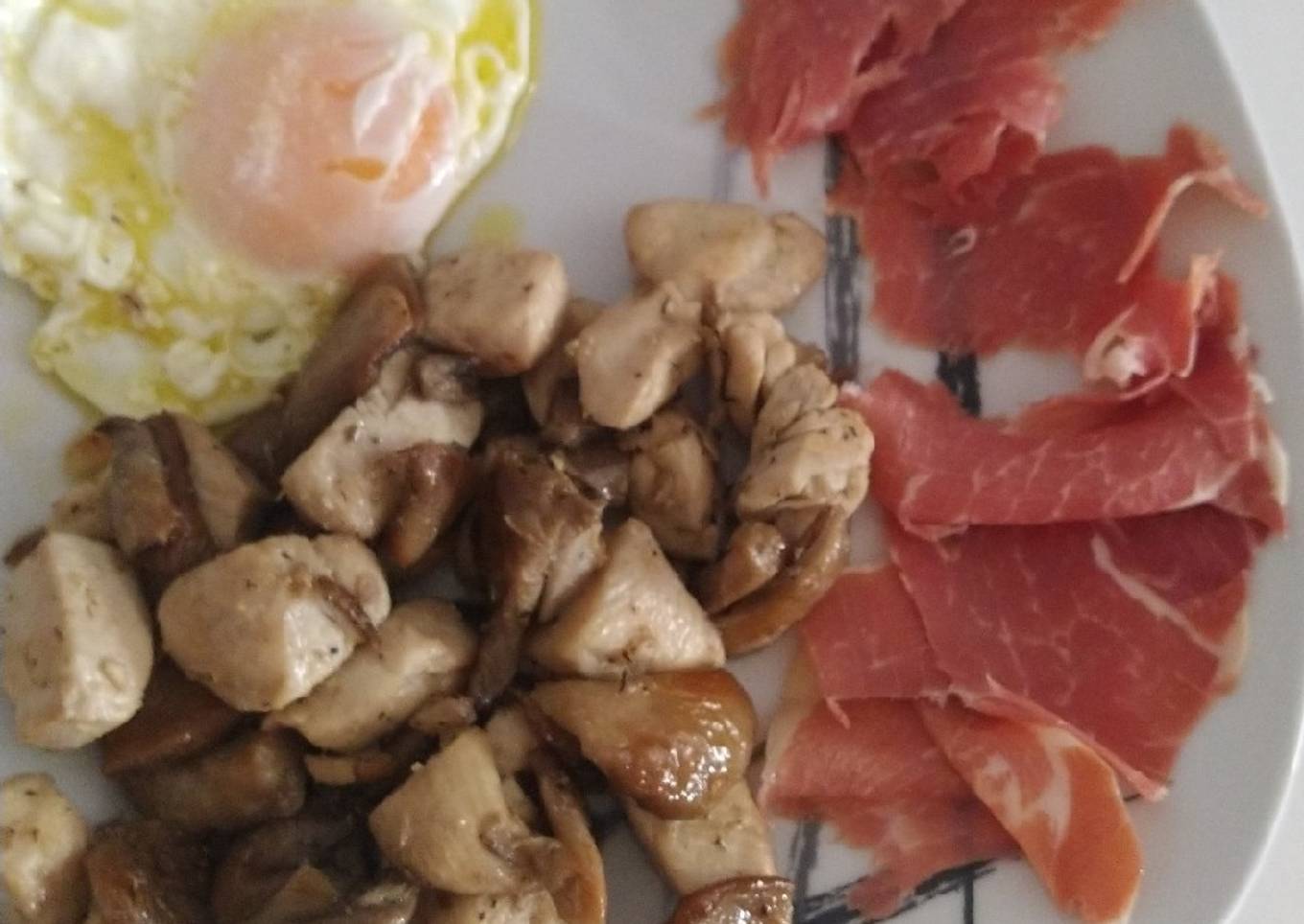 Pollo con ajillos y setas