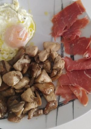 Una foto de Pollo con ajillos y setas