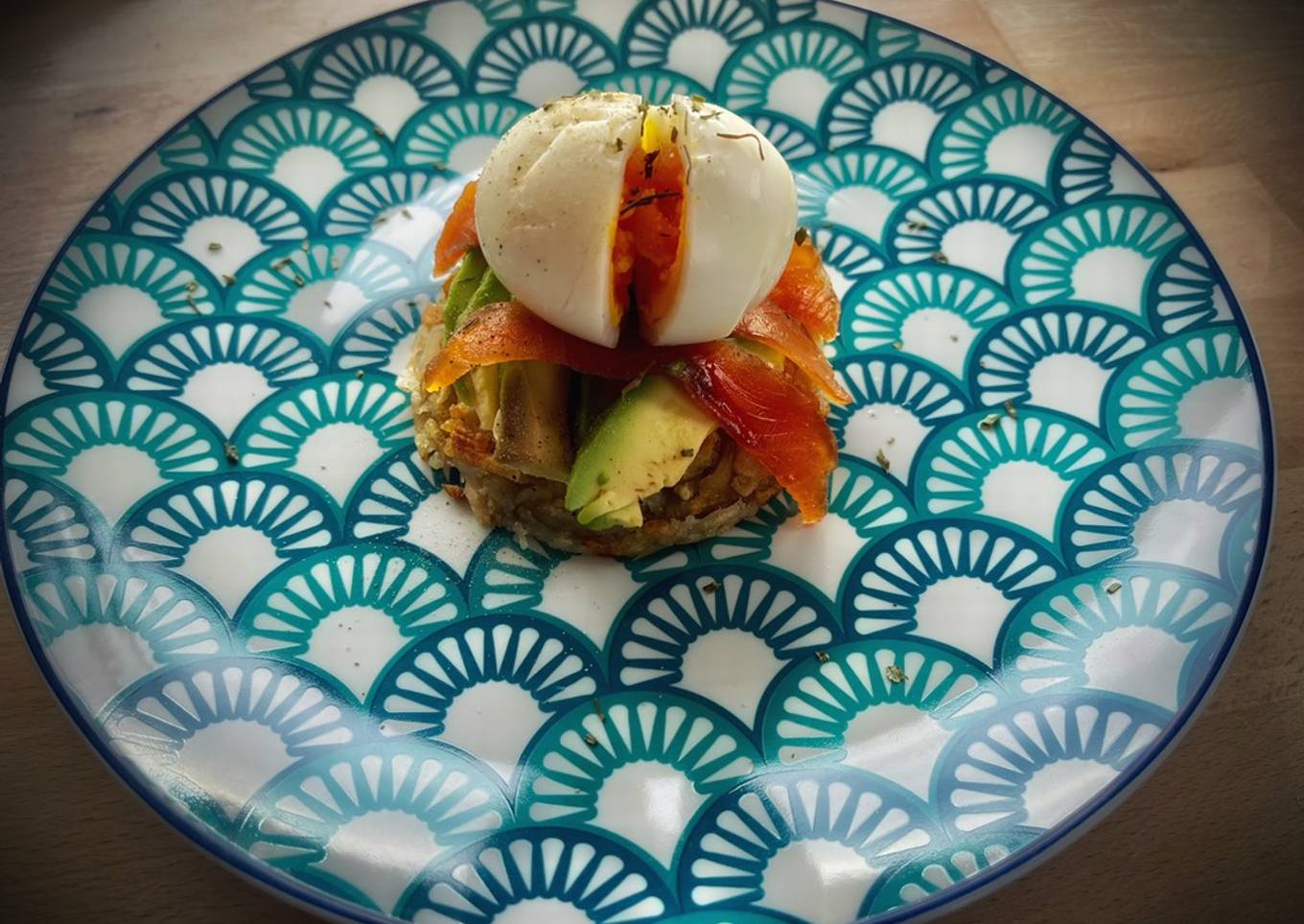 Tortita de patatas con aguacate, salmón y huevo poché