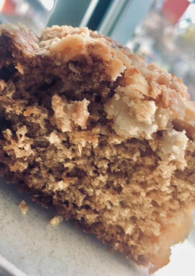 Una foto de BIZCOCHO DE 🥥COCO🥥 CON CRUMBLE DE COCO 🌴🥥🥥🌴