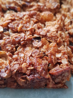 A picture of Peanut cornflake crunch oat bars.