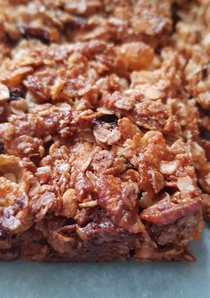 A picture of Peanut cornflake crunch oat bars.