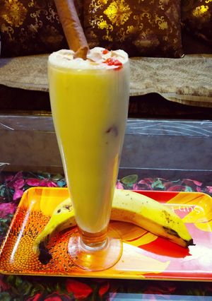 बनाना मिल्क शेक (Banana Milk Shake Recipe In Hindi) रेसिपी मुख्य फोटो