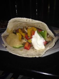 Una foto de SHAWARMA de pollo casero (tipo sanduche)