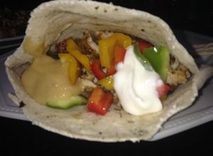Una foto de SHAWARMA de pollo casero (tipo sanduche)