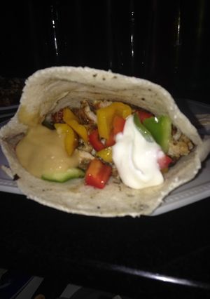 Una foto de SHAWARMA de pollo casero (tipo sanduche)
