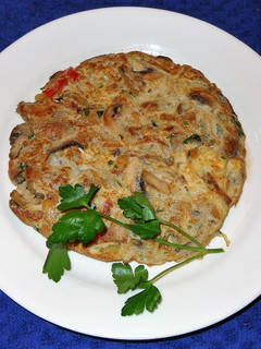 Una foto de TORTILLA DE CHAMPIÑONES CON SALCHICHAS DE POLLO. JON STYLE