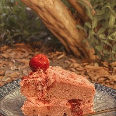 A picture of Delicious Strawberry Cake.