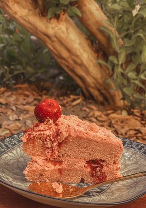 A picture of Delicious Strawberry Cake.