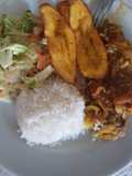 Carne en bistec, tajadas de maduro, arroz y ensalada de aguacate