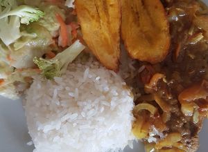 Una foto de Carne en bistec, tajadas de maduro, arroz y ensalada de aguacate