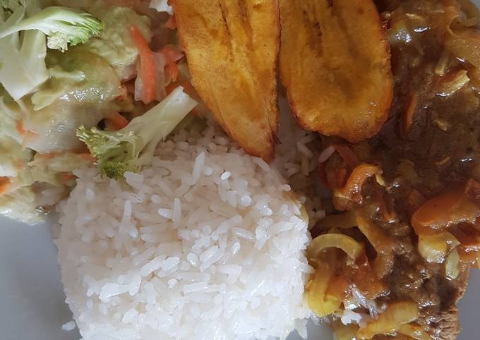 Carne en bistec, tajadas de maduro, arroz y ensalada de aguacate Receta de  Elena Reinoso- Cookpad