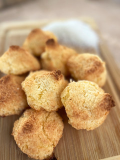 Una foto de Coquitos: bolitas de coco para Navidad