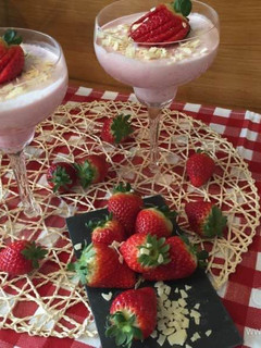 Una foto de Mousse de fresas con chocolate blanco