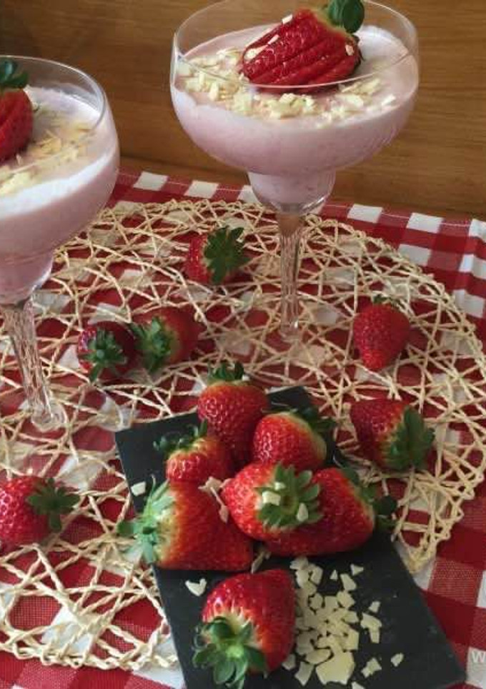 Una foto de Mousse de fresas con chocolate blanco