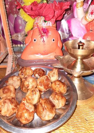 गुळ खोबऱ्याचे मोदक (modak recipe in marathi) रेसिपी चे मुख्य फोटो 