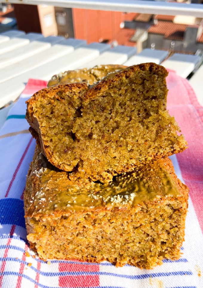 Una foto de Bizcocho de pistacho healthy