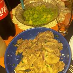 Una foto de Lengua a la vinagreta con papas y aderezo de apio