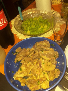 Una foto de Lengua a la vinagreta con papas y aderezo de apio