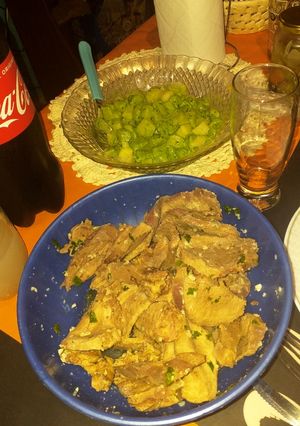 Una foto de Lengua a la vinagreta con papas y aderezo de apio