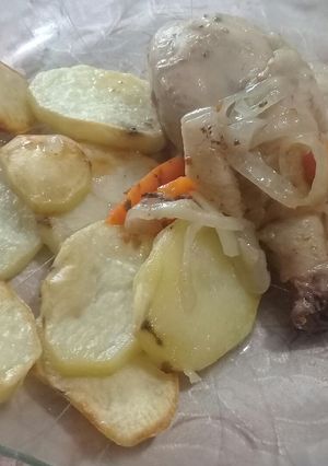 Una foto de Pollo encebollado con zanahoria y papas rústicas