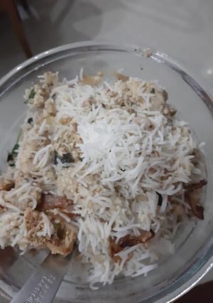 A picture of White malai biryani.