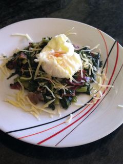 Una foto de Acelgas salteadas con ajetes, jamón y huevos poché