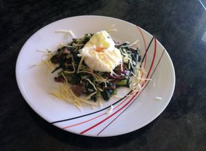 Una foto de Acelgas salteadas con ajetes, jamón y huevos poché