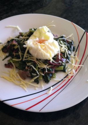 Foto principal de Acelgas salteadas con ajetes, jamón y huevos poché