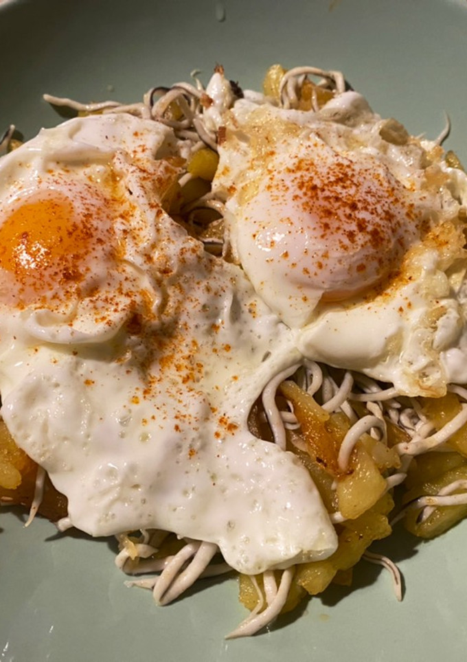 Una foto de Huevos rotos con gulas