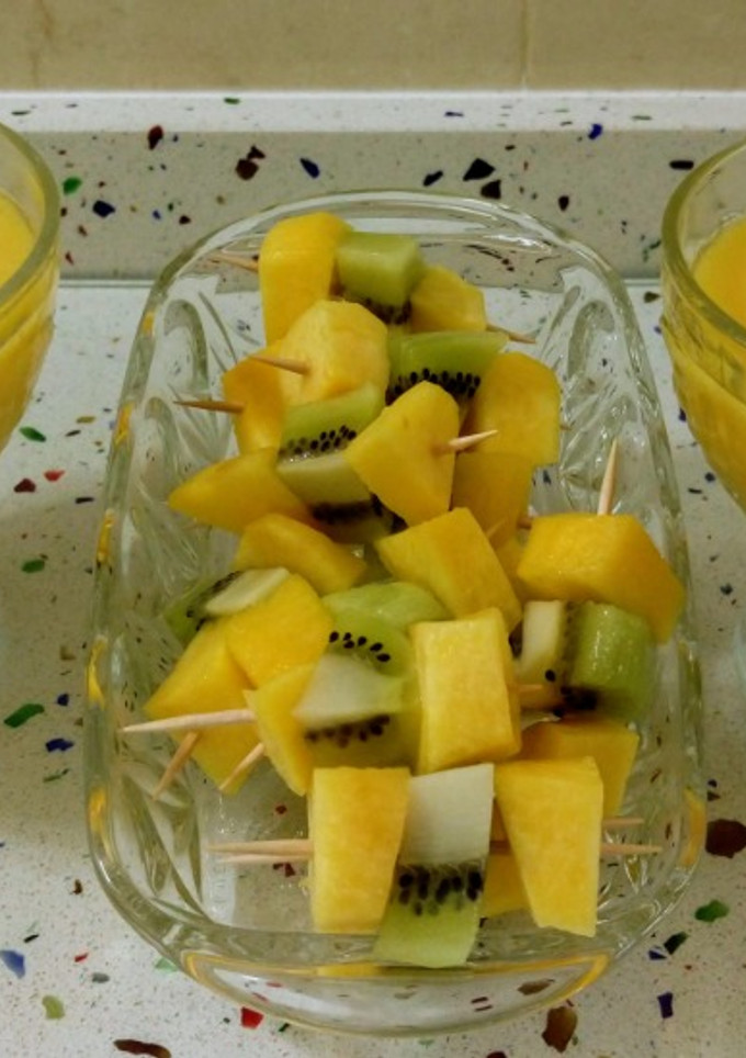 Una foto de Smoothie de caqui y mandarina con pinchitos de melocotón y kiwi
